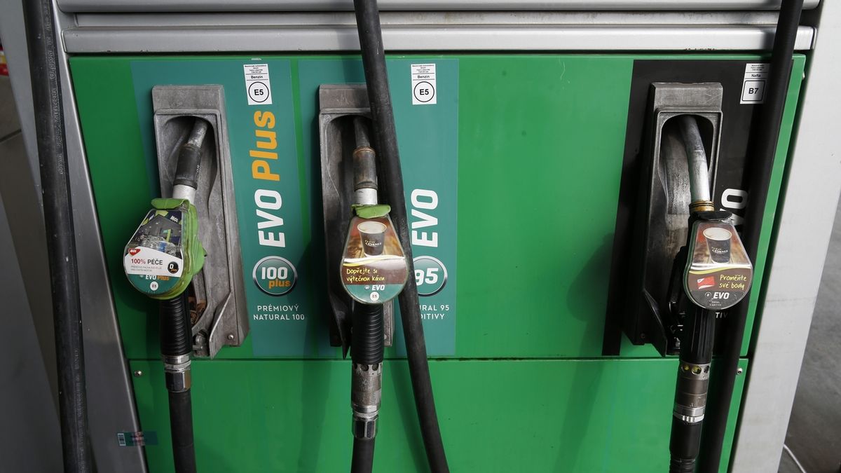 Cena benzinu je znovu rekordní, litr stojí v průměru 47,43 koruny